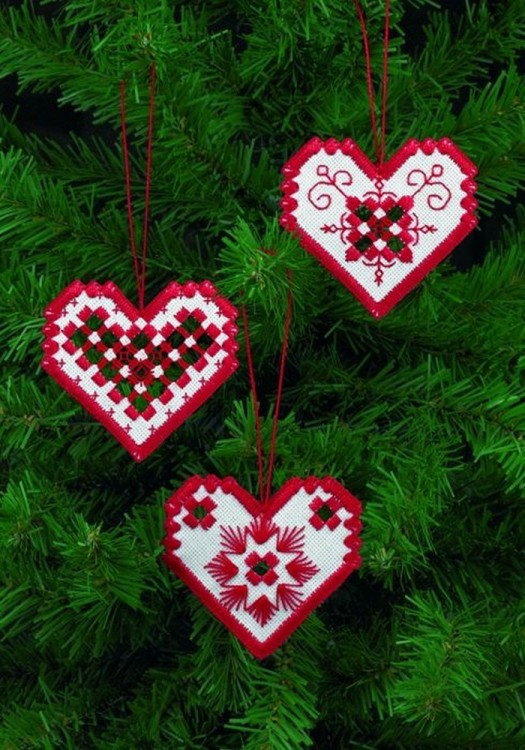 Набор для вышивания Permin 01-5627 Украшение на елку "Красные сердца" (3 шт)