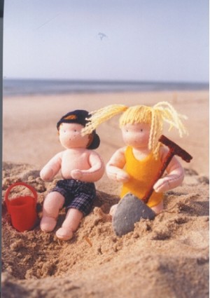 De Witte Engel A41400 Вальдорфская кукла "Дети на пляже"