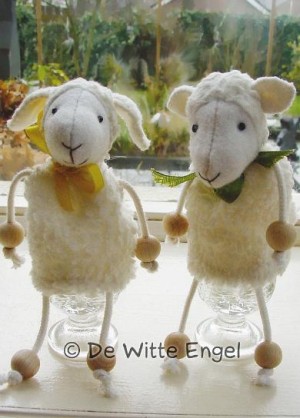 De Witte Engel A51500 Вальдорфская игрушка "Две овечки" (грелка для яйца)