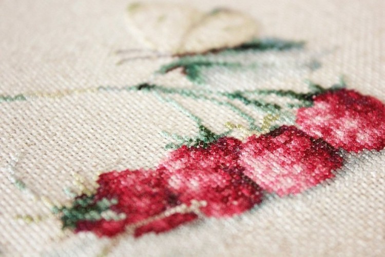 Luca-S BL2253 Малина с бабочкой