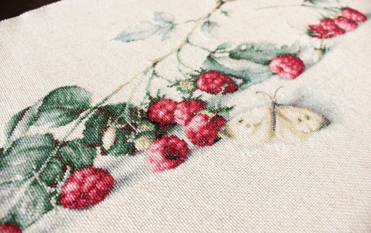 Luca-S BL2253 Малина с бабочкой