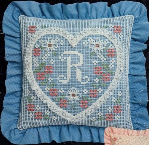 Dimensions 04804USA Heart Monogram Pillow (Подушка с монограммой в виде сердца)