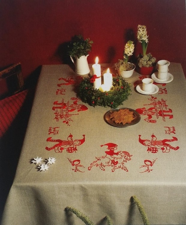 Anchor 04530 Скатерть  "Санты по кругу"