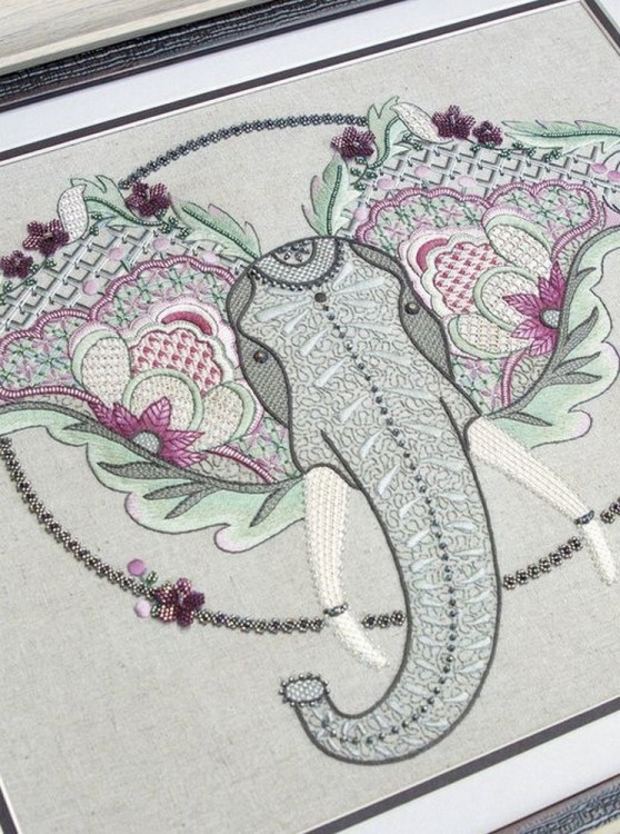 Волшебные животные в технике якобинской вышивки