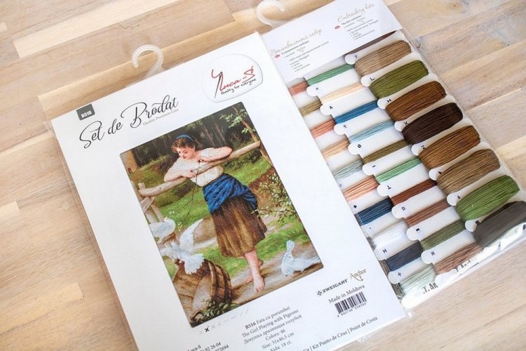 Luca-S B516 Девушка дразнящая голубей