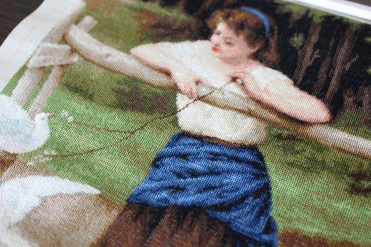 Luca-S B516 Девушка дразнящая голубей