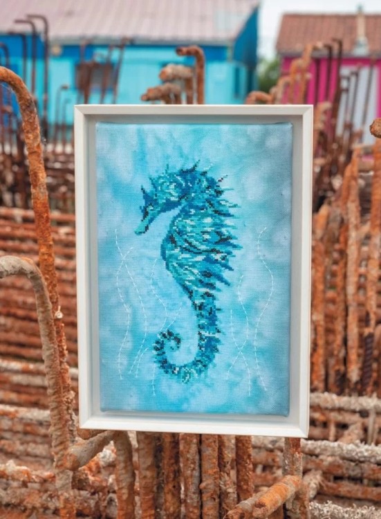 Французская вышивка крестом. Все оттенки океана Изабель Вотье (розовая)