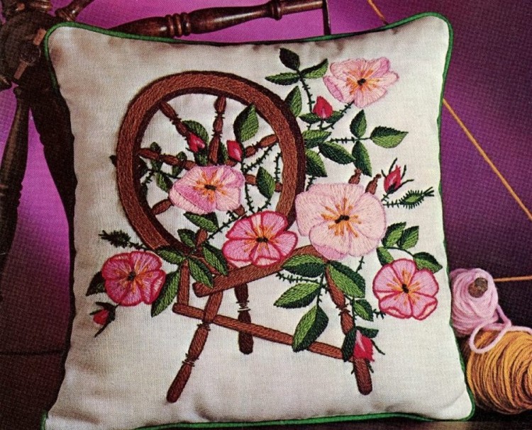 Набор для вышивания ACN 999 Sprinning Wheel and Wild Roses Pillow