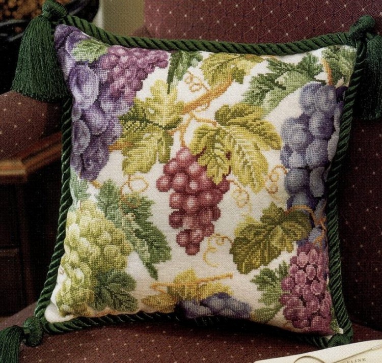 Набор для вышивания Hoffman DVG-03 Grapes Pillow (Подушка с виноградом)