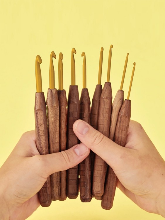 Addi 588-2 Крючок вязальный с ручкой из грецкого ореха addiNature Walnut Gold 16 см