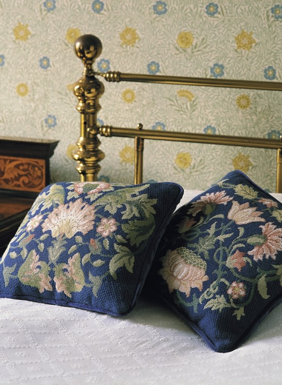 Декоративное вышивание по канве по мотивам рисунков Уильяма Морриса