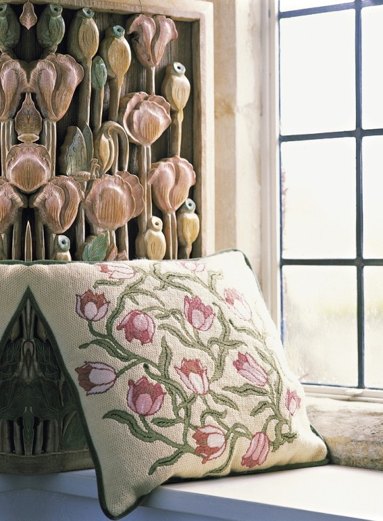 Декоративное вышивание по канве по мотивам рисунков Уильяма Морриса