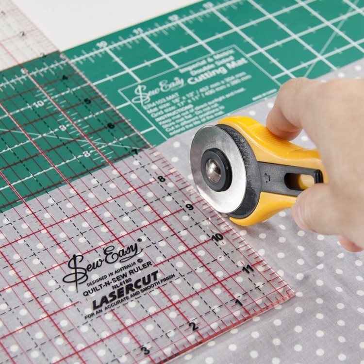 Hemline ER4103 Набор для пэчворка: мат двусторонний, линейка, нож ролевый