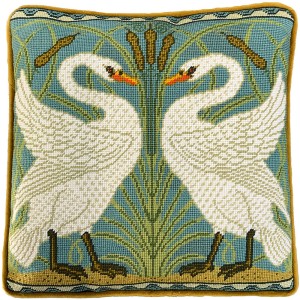 Bothy Threads TAC18 Подушка "Swan, Rush And Iris Tapestry"