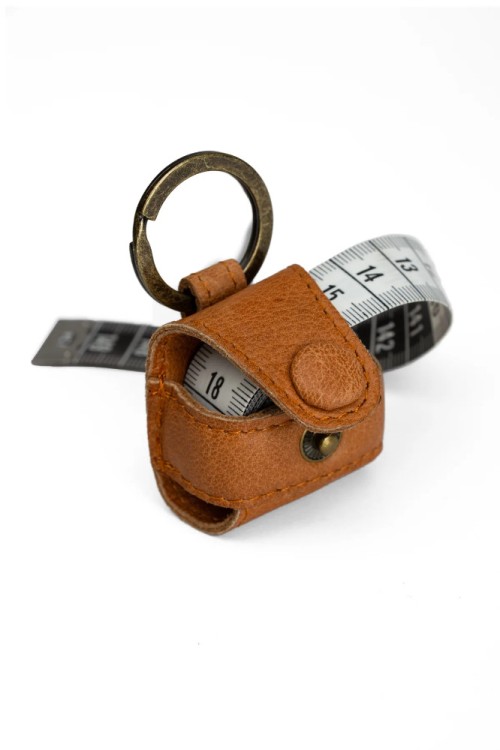Muud QB-4186/Whisky Чехол для сантиметровой ленты "Malmo" Muud QB-4186/Whisky Чехол для сантиметровой ленты "Malmo"