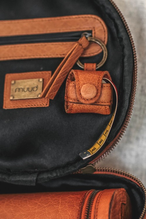 Muud QB-4186/Whisky Чехол для сантиметровой ленты "Malmo" Muud QB-4186/Whisky Чехол для сантиметровой ленты "Malmo"