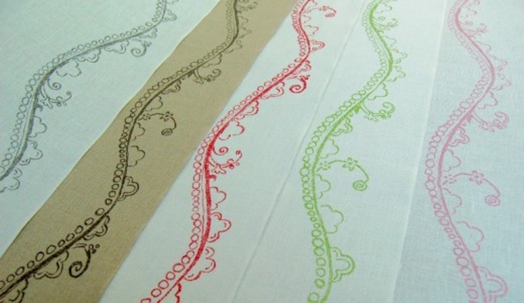 Vaupel & Heilenbeck 7043-240-900225 Основа для вышивания 11-ти ниточная, лента с рисунком 28ct - на метраж