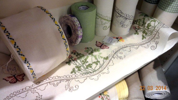 Vaupel & Heilenbeck 7043-240-90028 Основа для вышивания 11-ти ниточная, лента с рисунком 28ct - на метраж