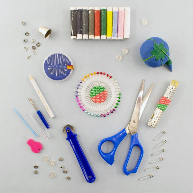 Hemline N4303 Набор швейный в прозрачном пластиковом кошельке на молнии